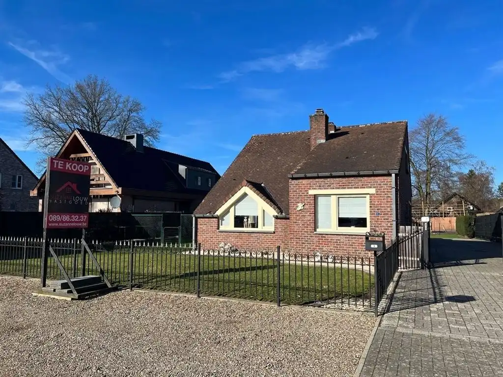Charmante, vrijstaande woning met garage, carport en tuinhuis foto 2
