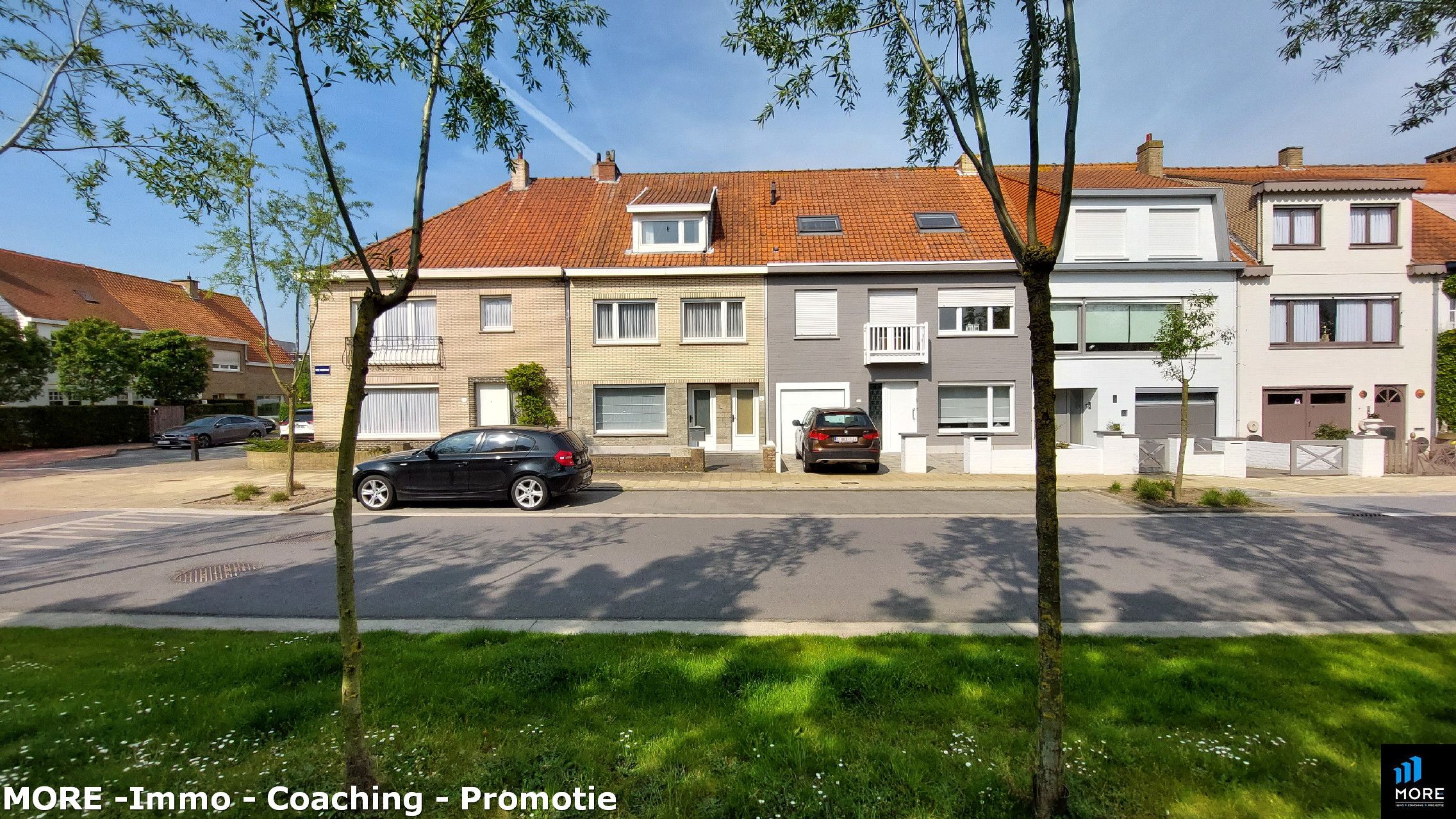 Rijwoning met voortuintje en koer foto 4