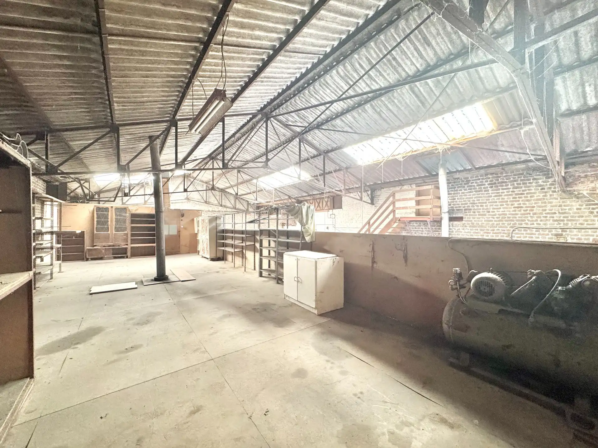 MAGAZIJN MET TWEEWOONST - 1.052 M² foto 10