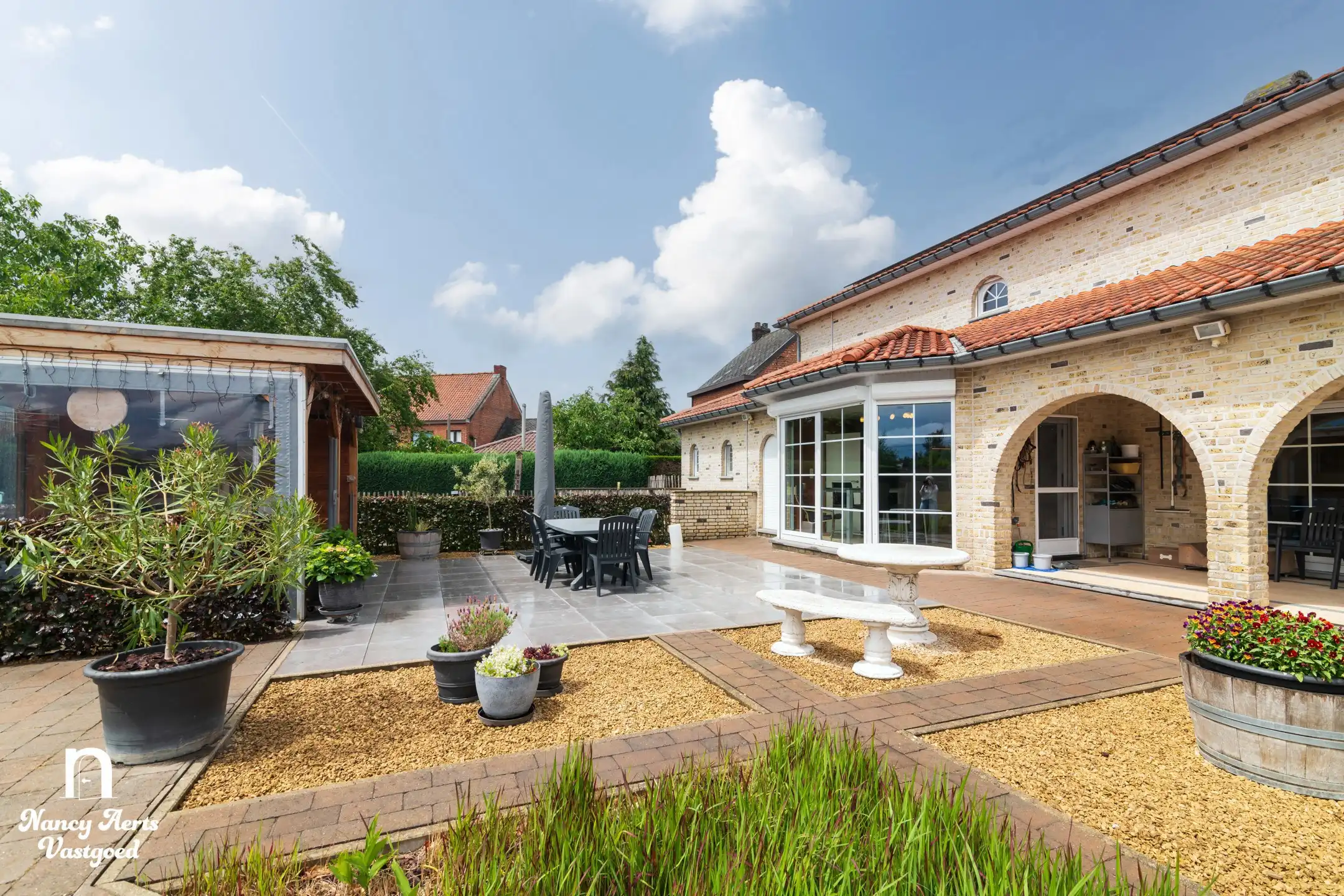 Ruime villa met praktijkruimte, kelder en zonnige tuin foto 2