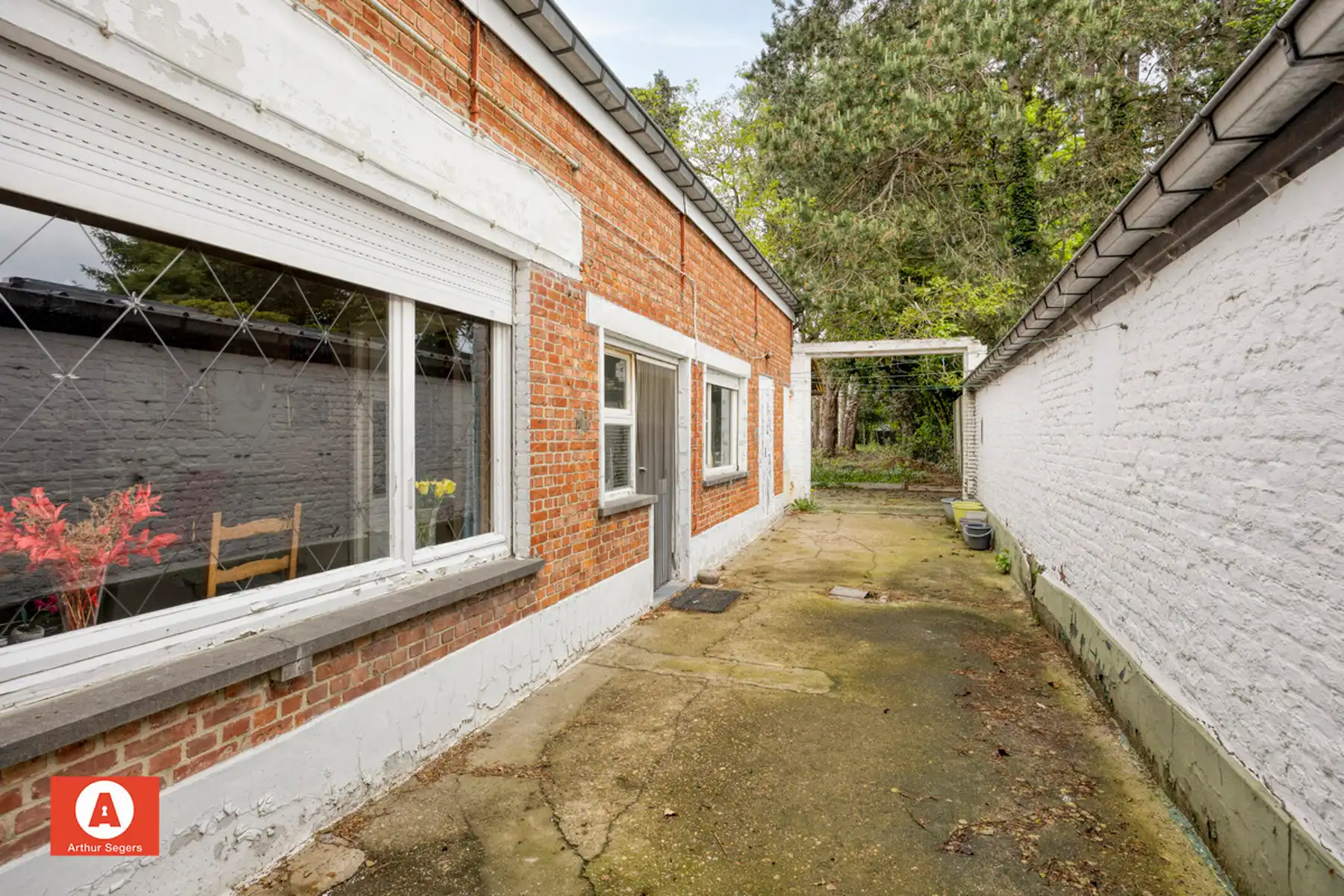 Ruime te renoveren woning met 4 slaapkamers foto 24