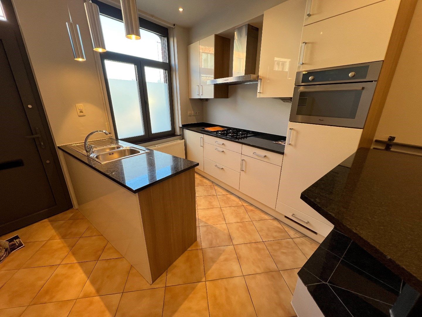 Gezellige rijwoning met 1 slaapkamer (+ bureau) en terras (2 slpks mogelijk) foto 4