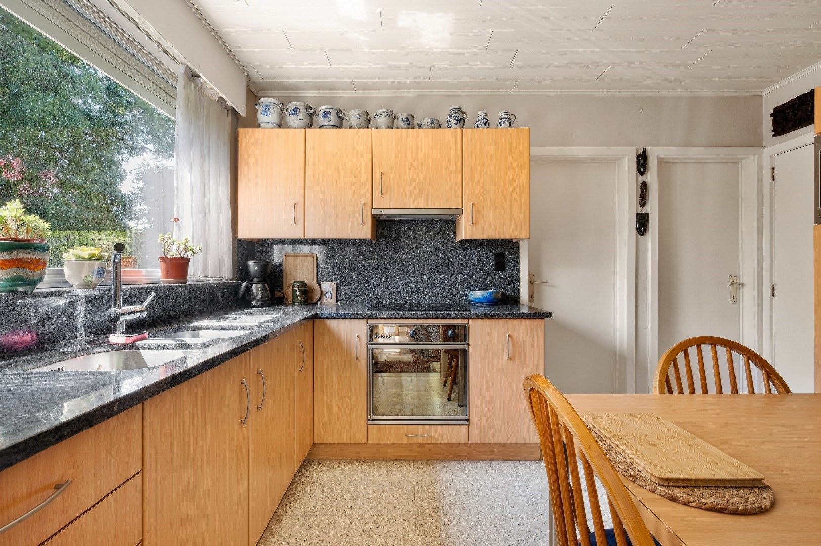 Villa met 3 ruime slaapkamers, garage en tuin in het centrum. foto 6