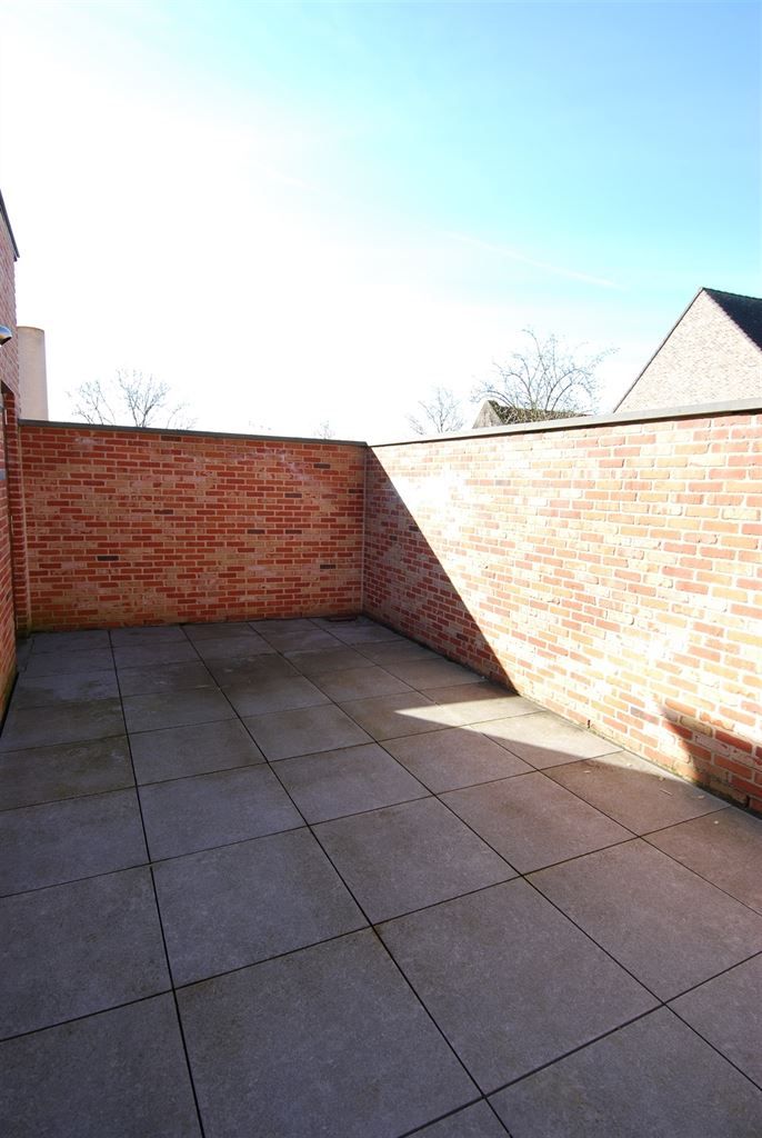 Volledig gerenoveerd duplex-appartement met 2 slaapkamers in het centrum van Maaseik met moderne afwerking. foto 5