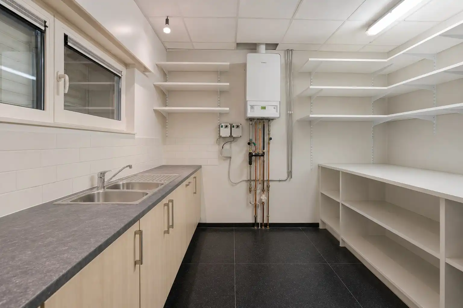 Instapklaar en goed gelegen handelsruimte van 126 m² kortbij het centrum van Geel !  foto 15