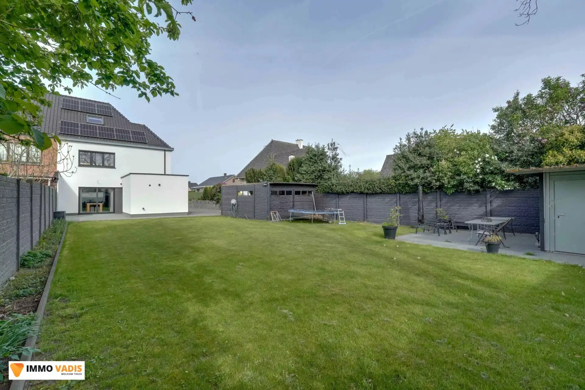 Ruime halfopen bebouwing met drie slaapkamers en tuin foto 17