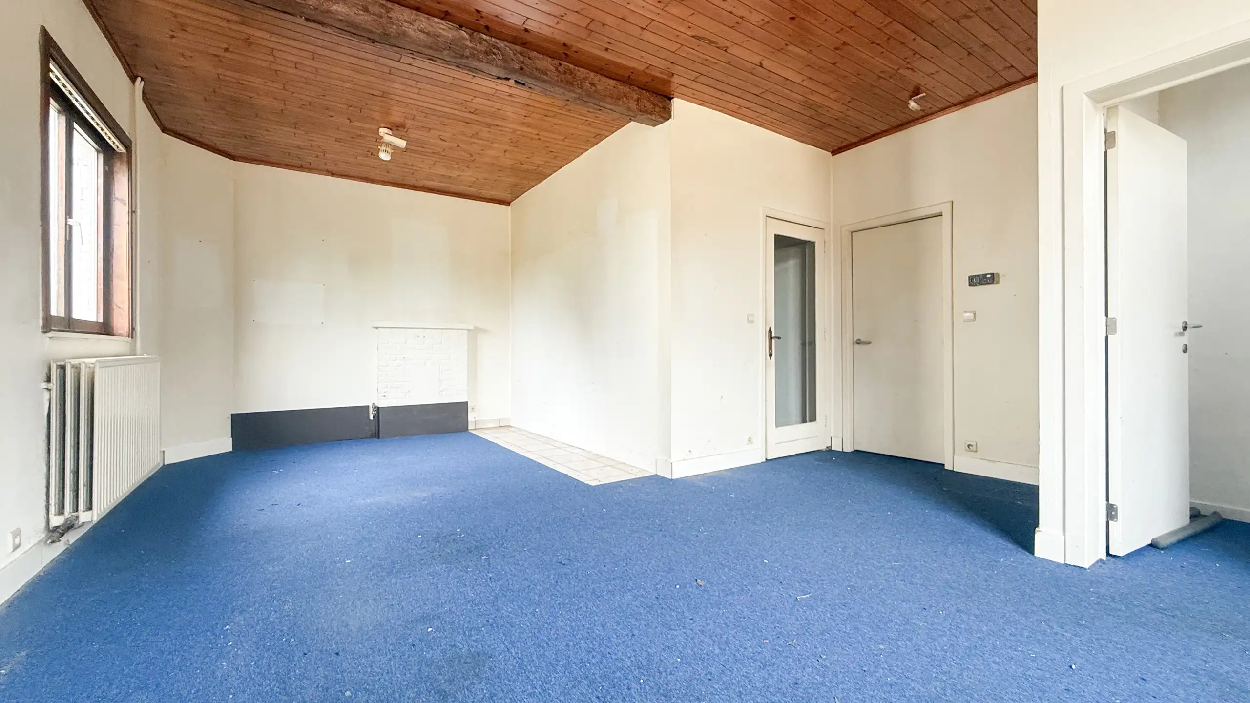 Renovatiepand met ruime living en mooi perceel van 6+ are! foto 3