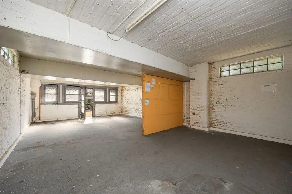 Magazijn pal in de stad met grote woonst foto 8