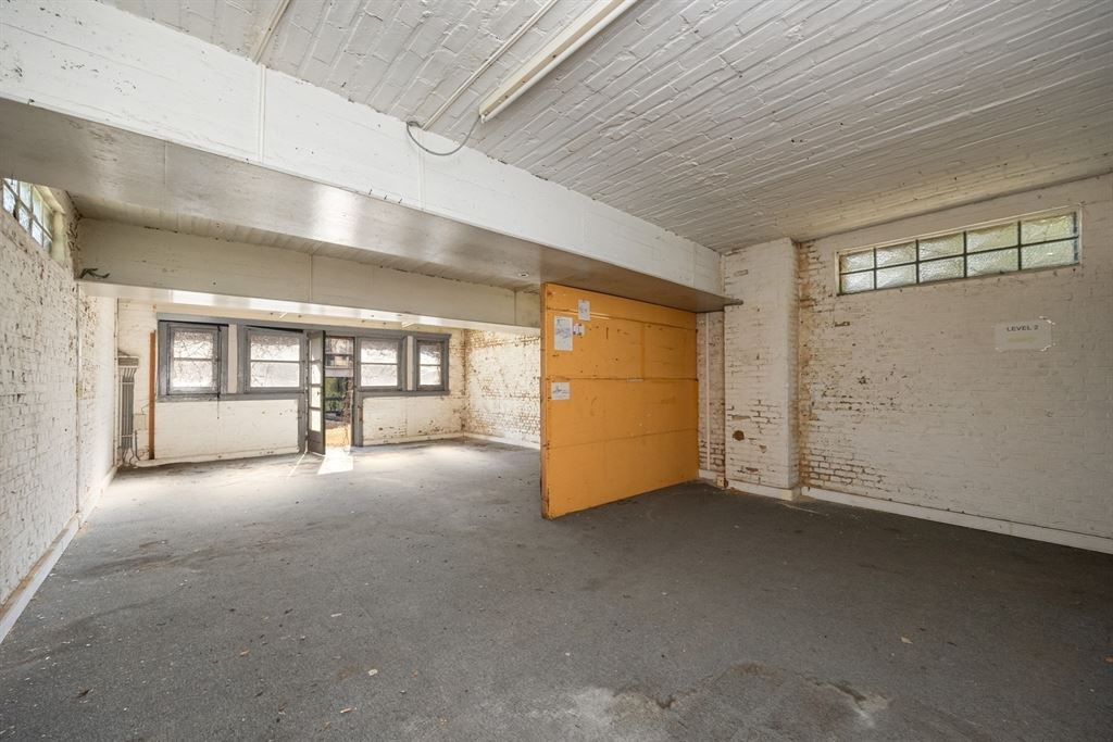 Magazijn pal in de stad met grote woonst foto 8