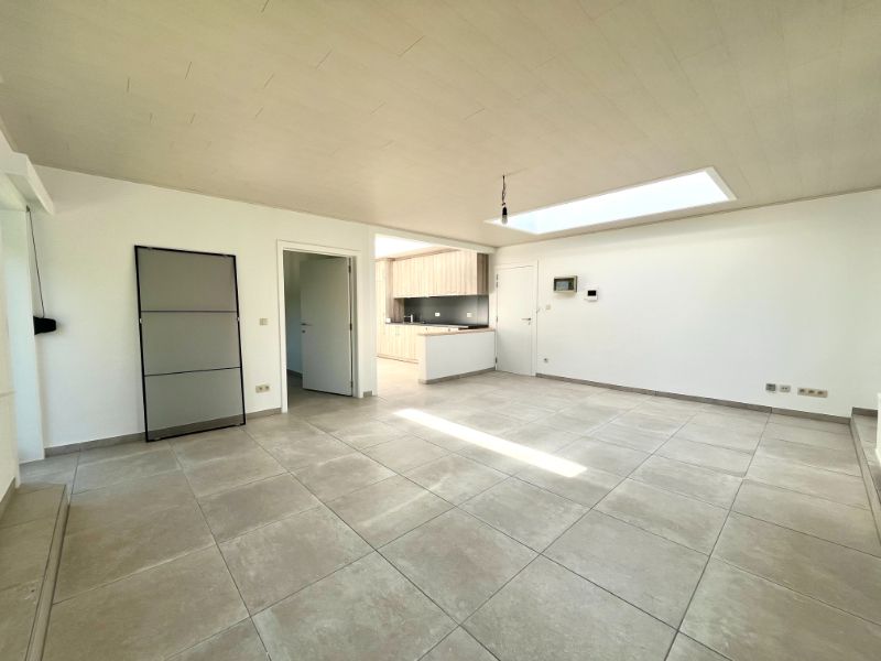 GERENOVEERD EENSLAAPKAMERAPPARTEMENT TE HUUR foto 3