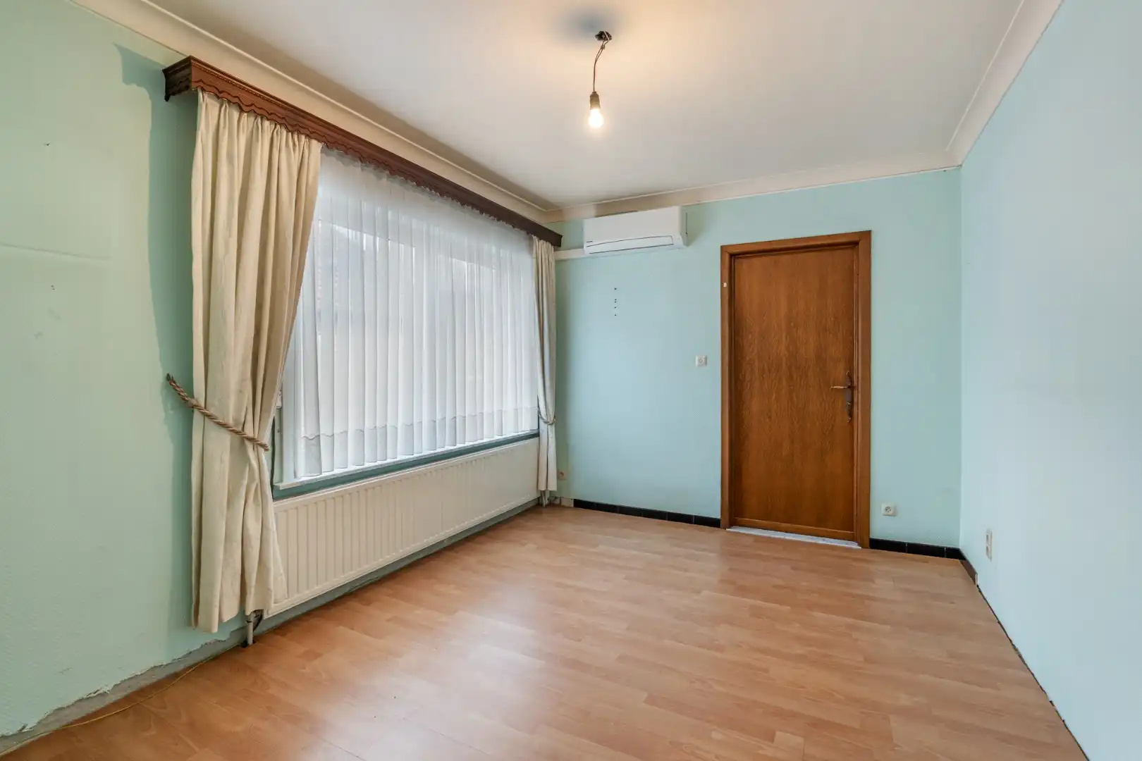 Halfvrijstaande woning op een perceel van 7a31ca, met aparte bureelruimte en inpandige garage! foto 12