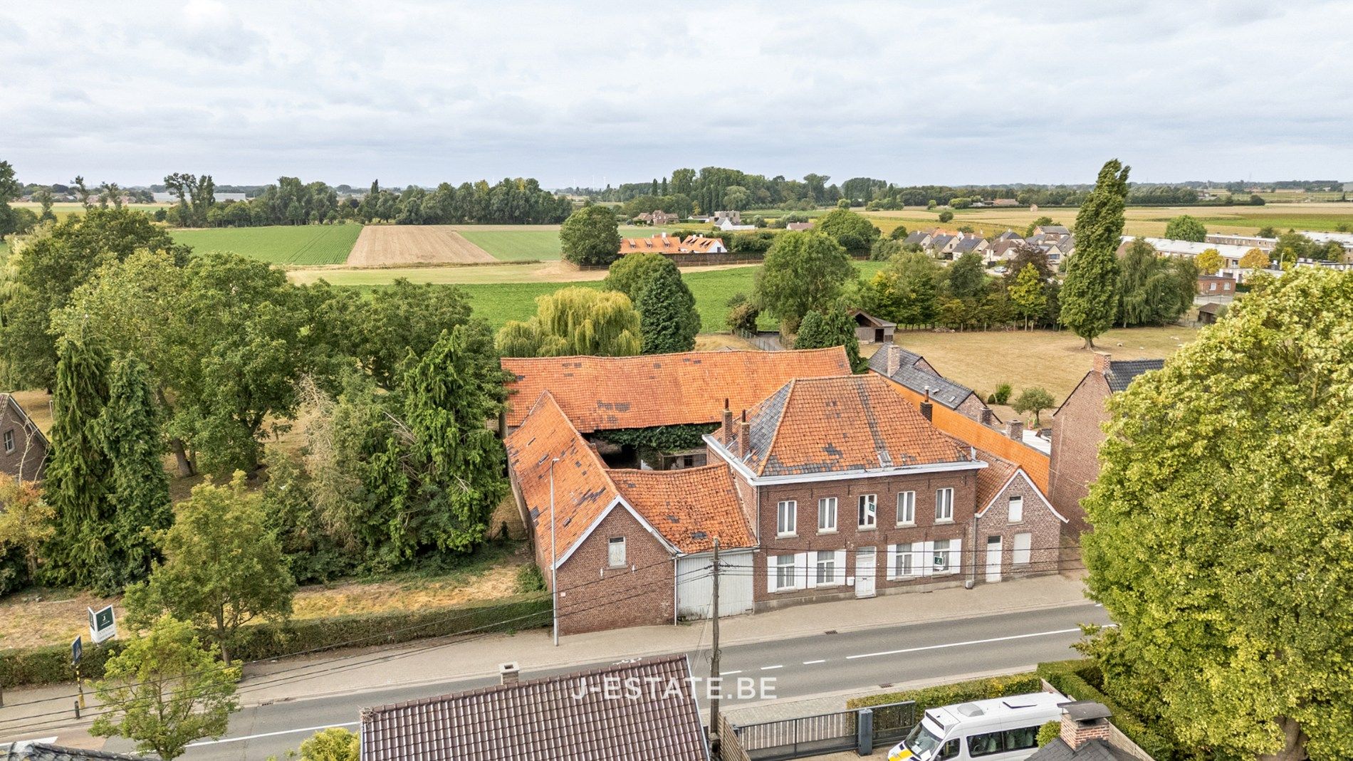 Authentieke vierkantshoeve met binnenplaats, bijgebouwen en prachtig uitzicht foto 3