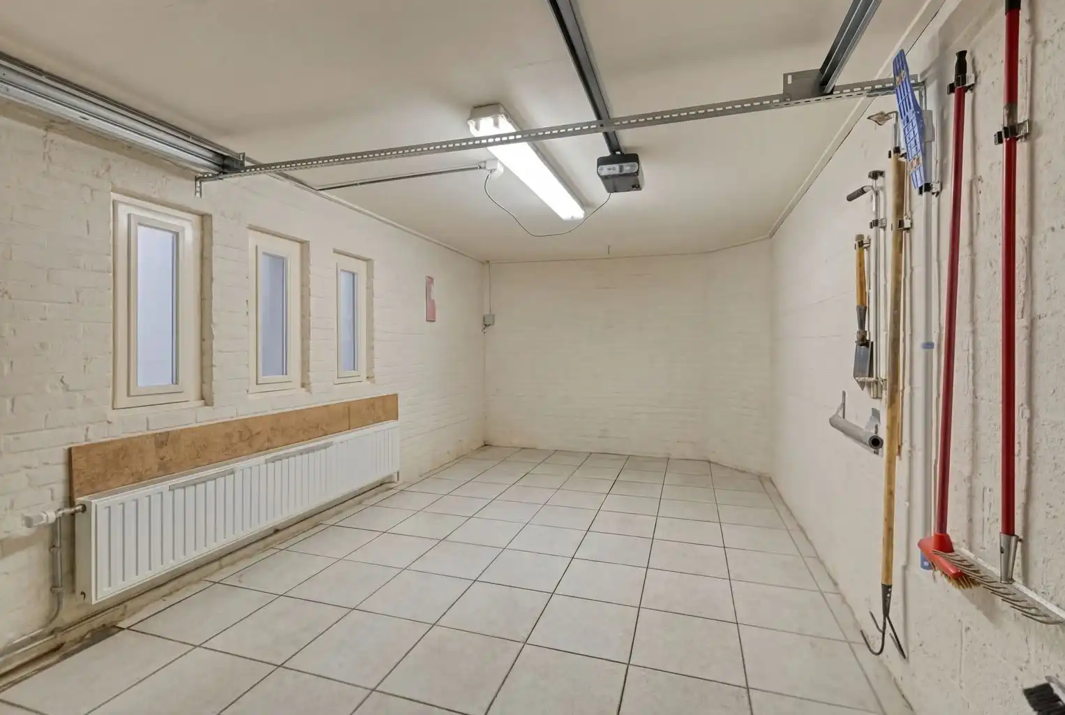 Vrijstaande woning met 3 slaapkamers, inpandige garage en een omheinde tuin, rustig gelegen nabij het centrum van Maaseik. foto 19