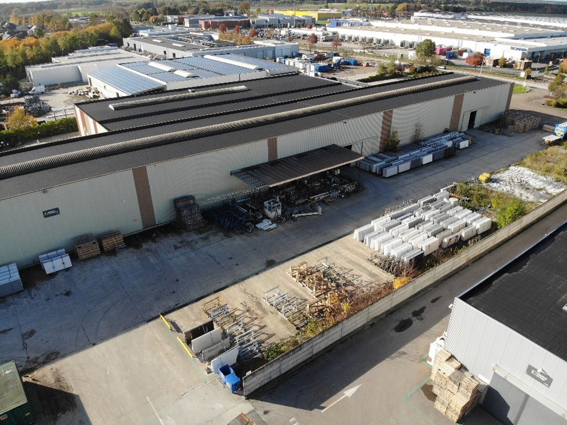 BEDRIJFSGEBOUW MET VERHARD BUITENTERREIN foto 16