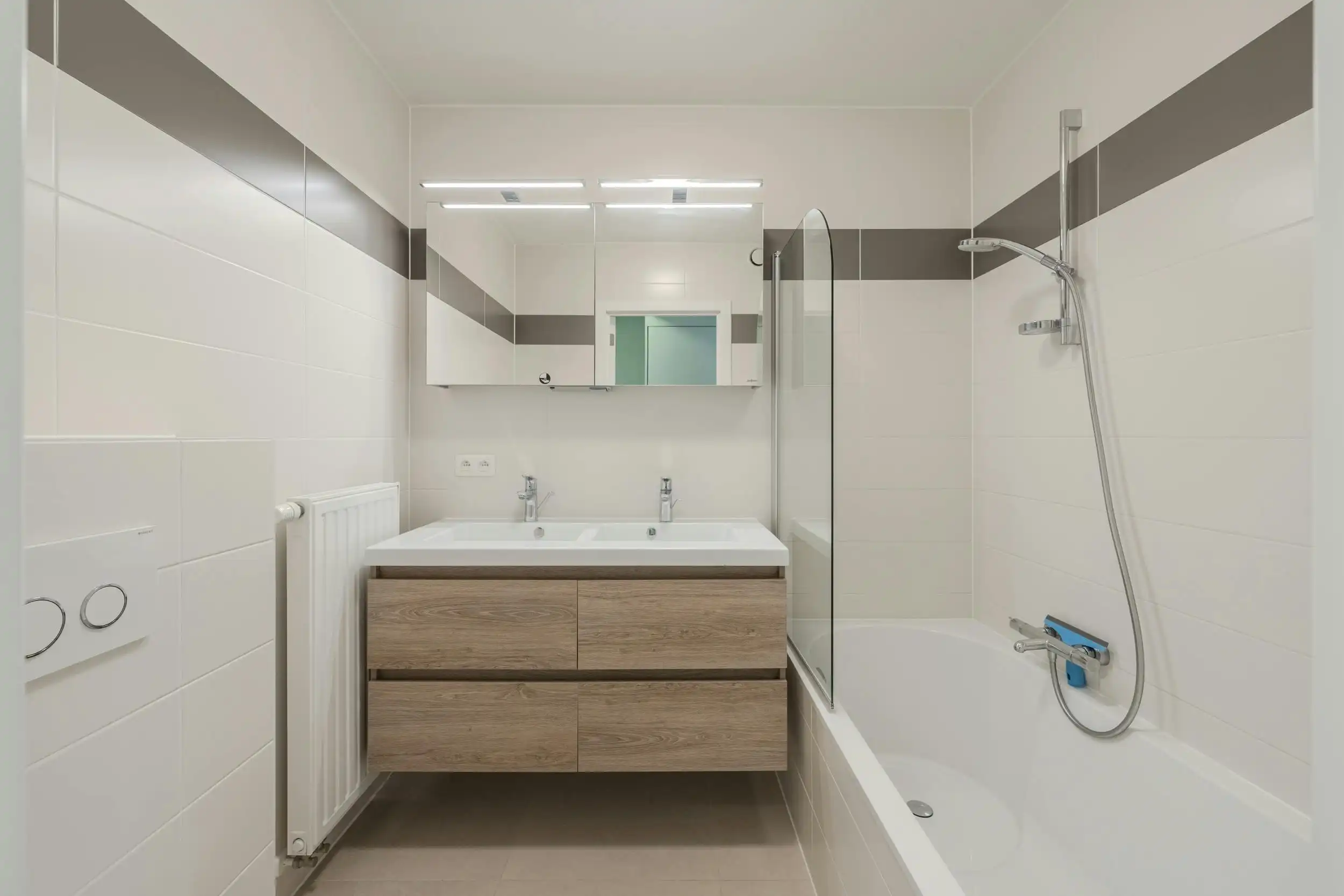 Recent appartement (2016) met 2 slaapkamers en terrassen! foto 9