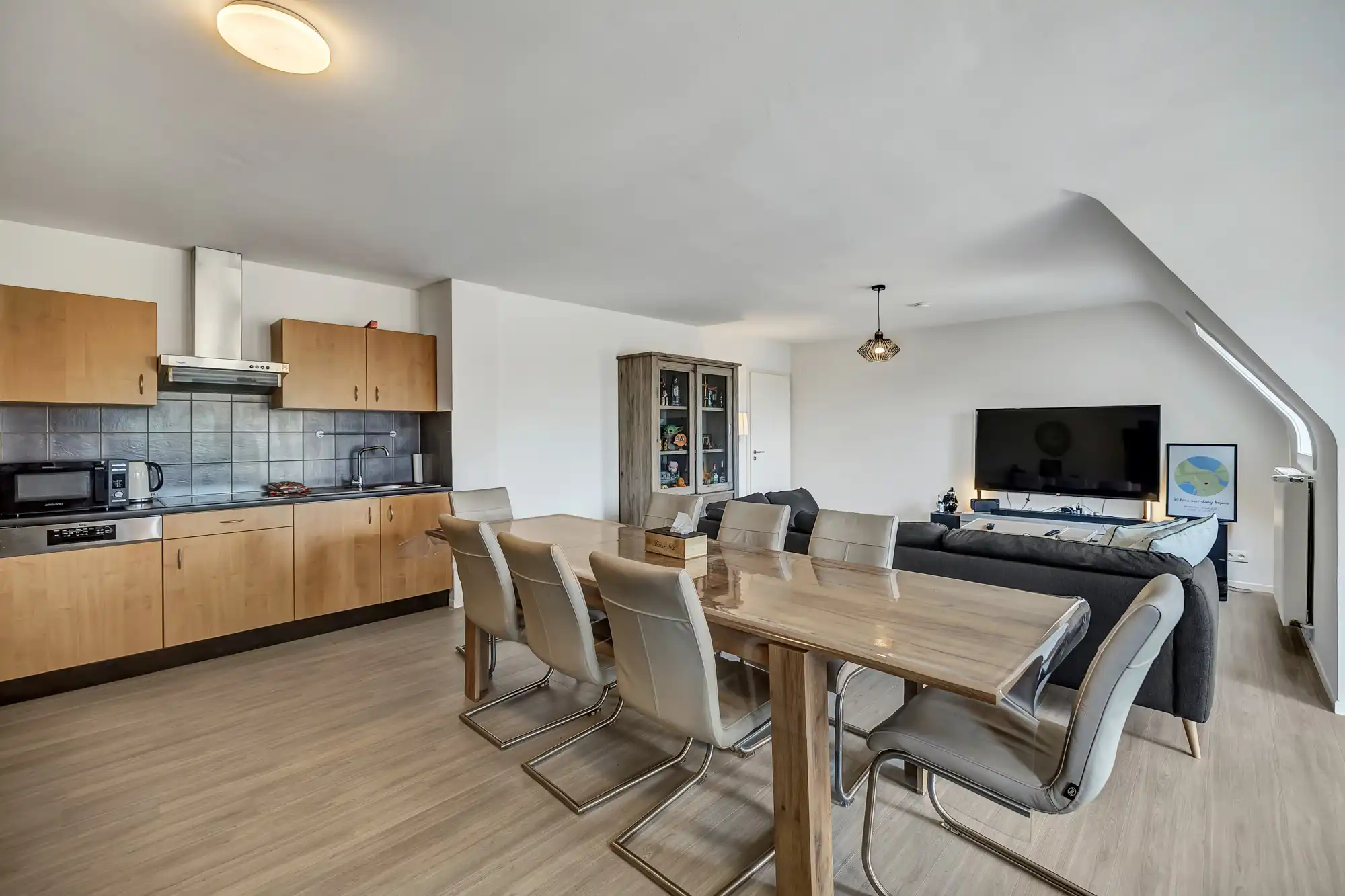 Gerenoveerd appartement met twee slaapkamers en staanplaats foto 3