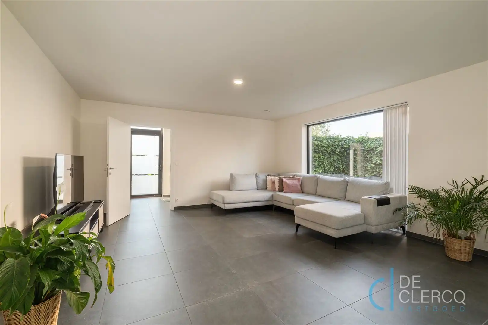 Moderne, tijdloze woning te koop in een gezellige wijk!  foto 2