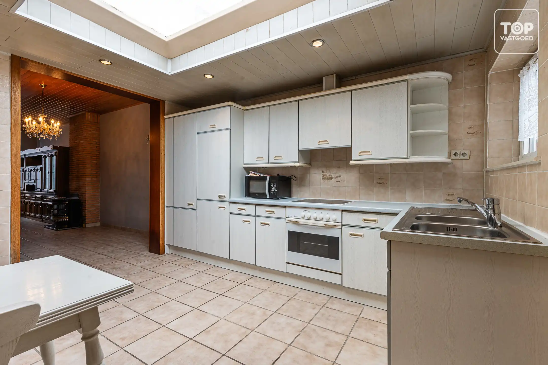 Woning met 2 slaapkamers, zolder en buitenkoer op een steenworp van het historisch centrum.  foto 6