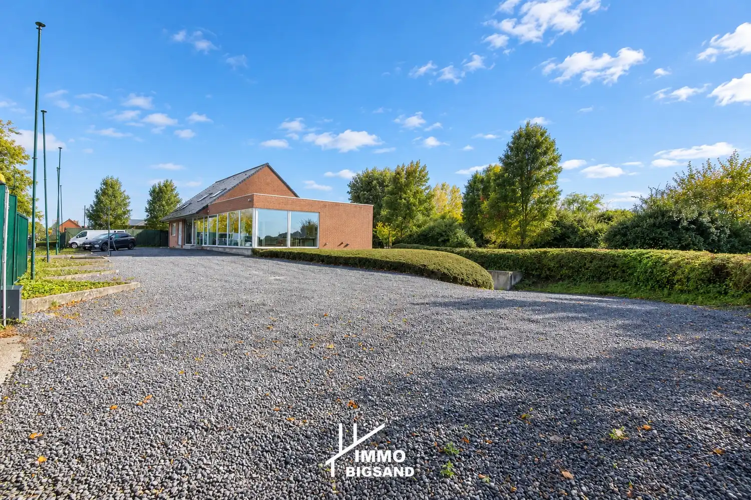Handelspand met ruime woning, ondergronds magazijn/garage en veel parkeermogelijkheden langs de N32 foto 4
