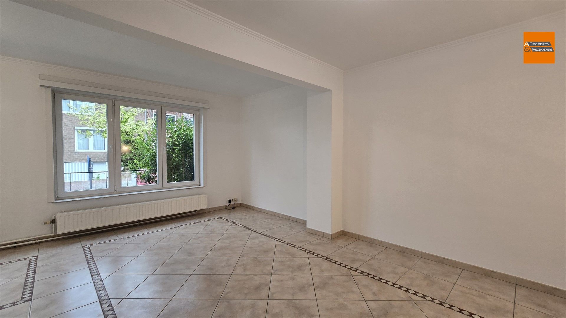 Volledig gerenoveerde woning met 4 slaapkamers en zonnige tuin in rustige wijk foto 6