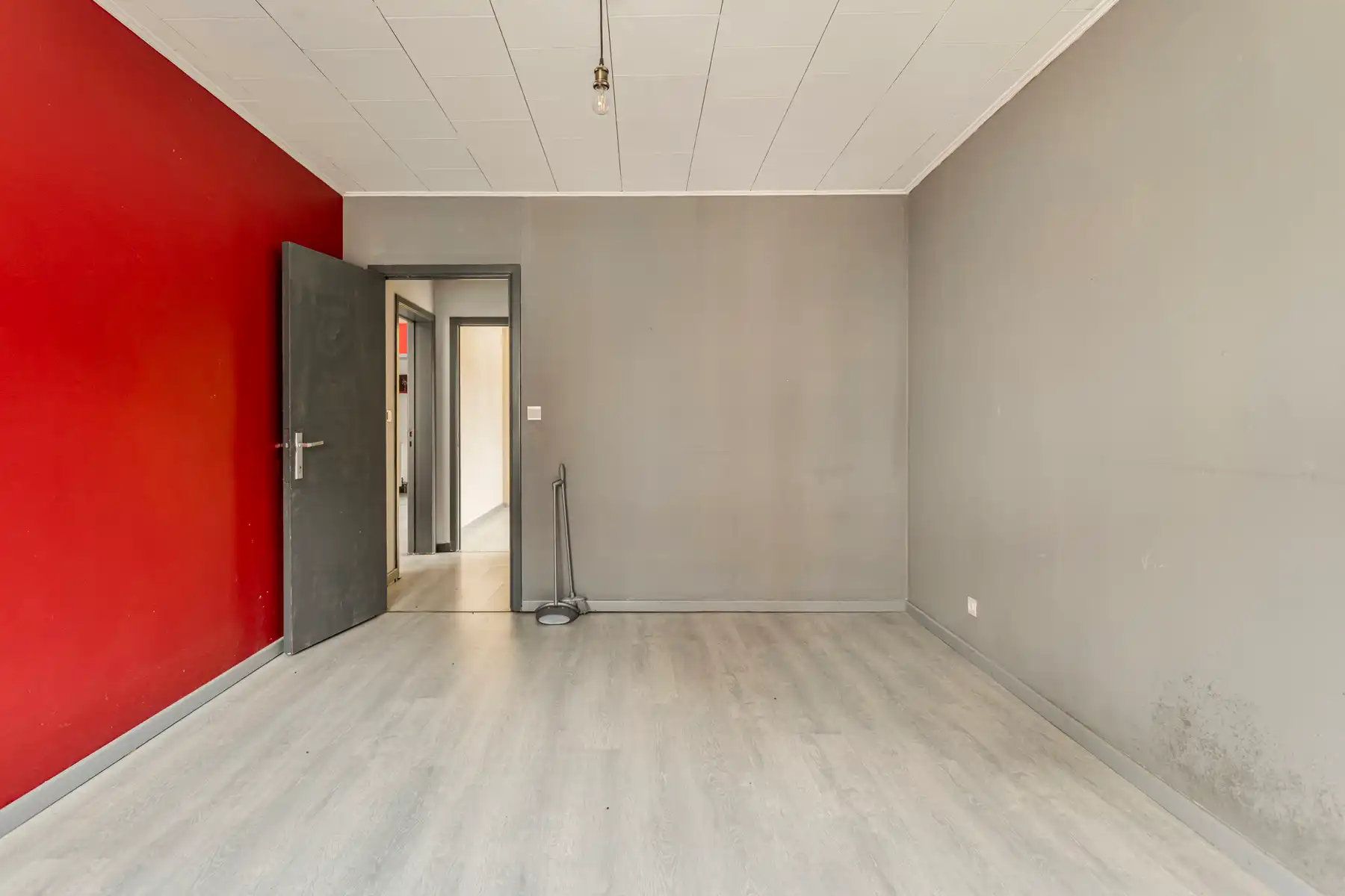 Uitzonderlijk gebouw met feestzaal, appartement en garages foto 21
