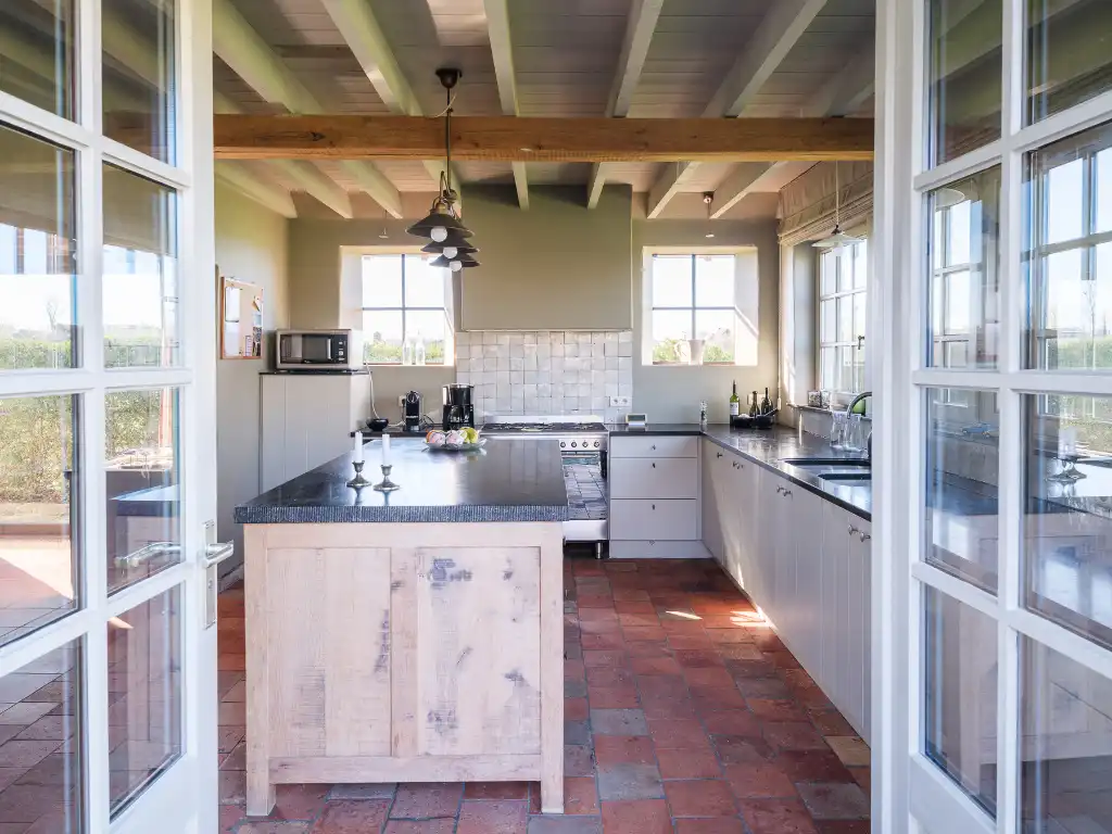 Karaktervolle hoeve met 5 slaapkamers en 4 badkamers, discreet gelegen op de tweede bouwlijn in een groene omgeving. foto 11