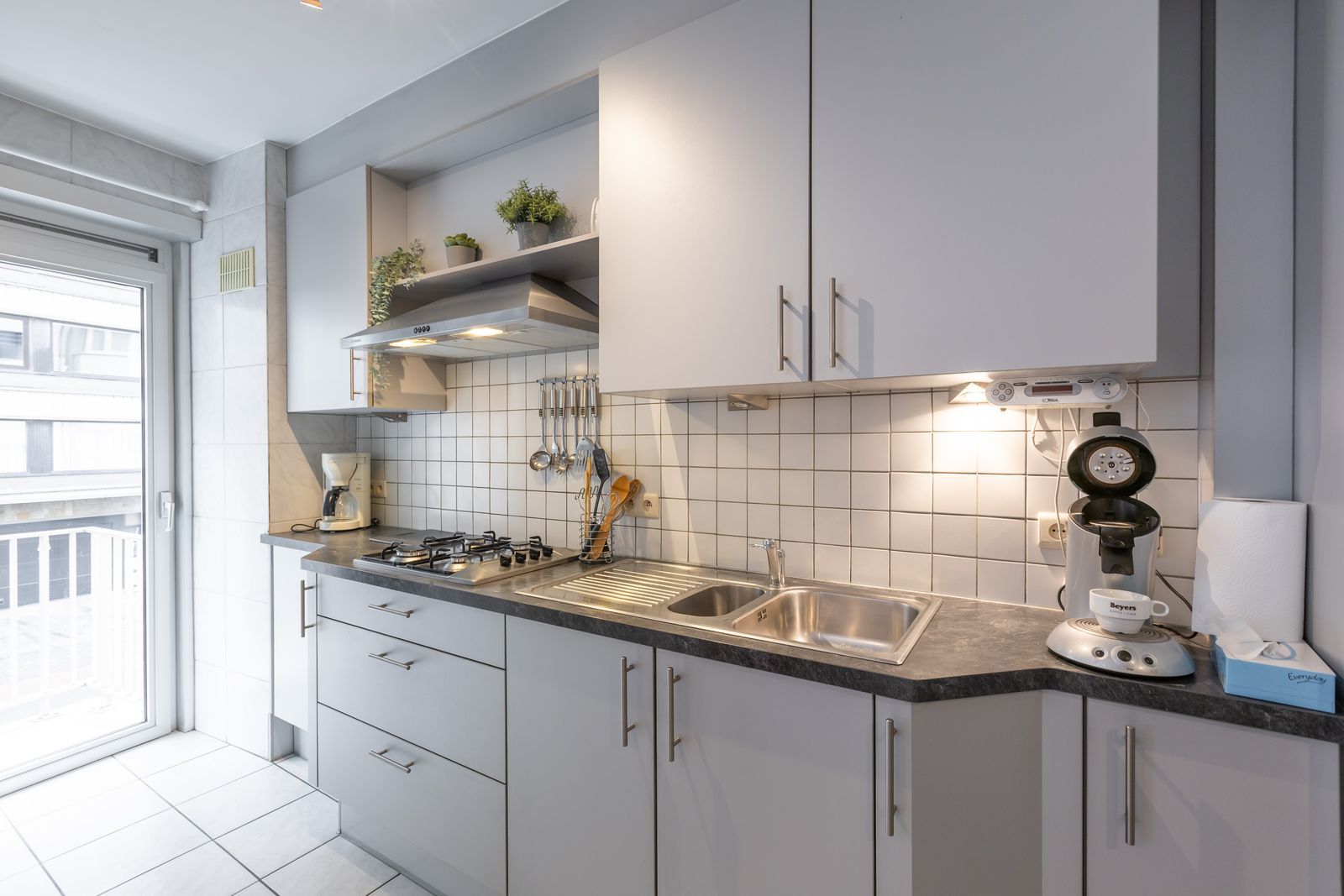 Lichtrijk appartement met 2 slaapkamers op topligging pal aan de zee foto 6