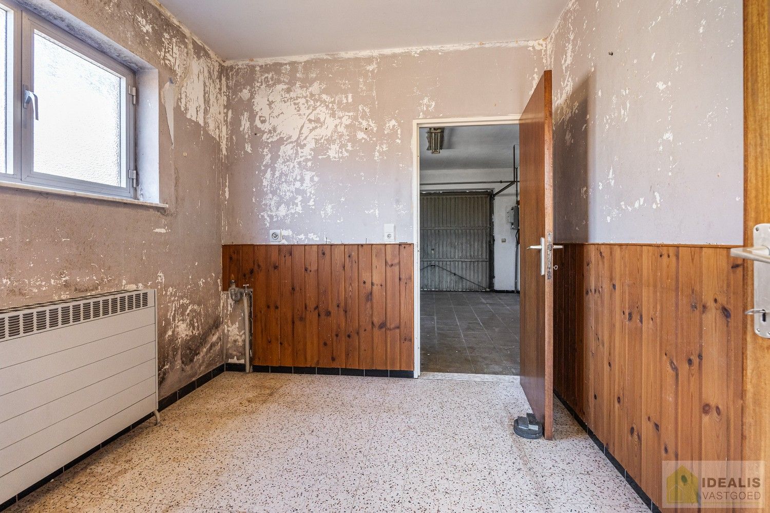 RUSTIG GELEGEN OP TE KNAPPEN EENGEZINSWONING MET 3 SLAAPKAMERS! - De woning omvat maar liefst 166m² bewoonbare oppervlakte met ruime woonkamer, keuken, 3 slaapkamers, badkamer, garage. De woning is rustig gelegen op een perceel met een opp. van 6a 21ca. foto 11