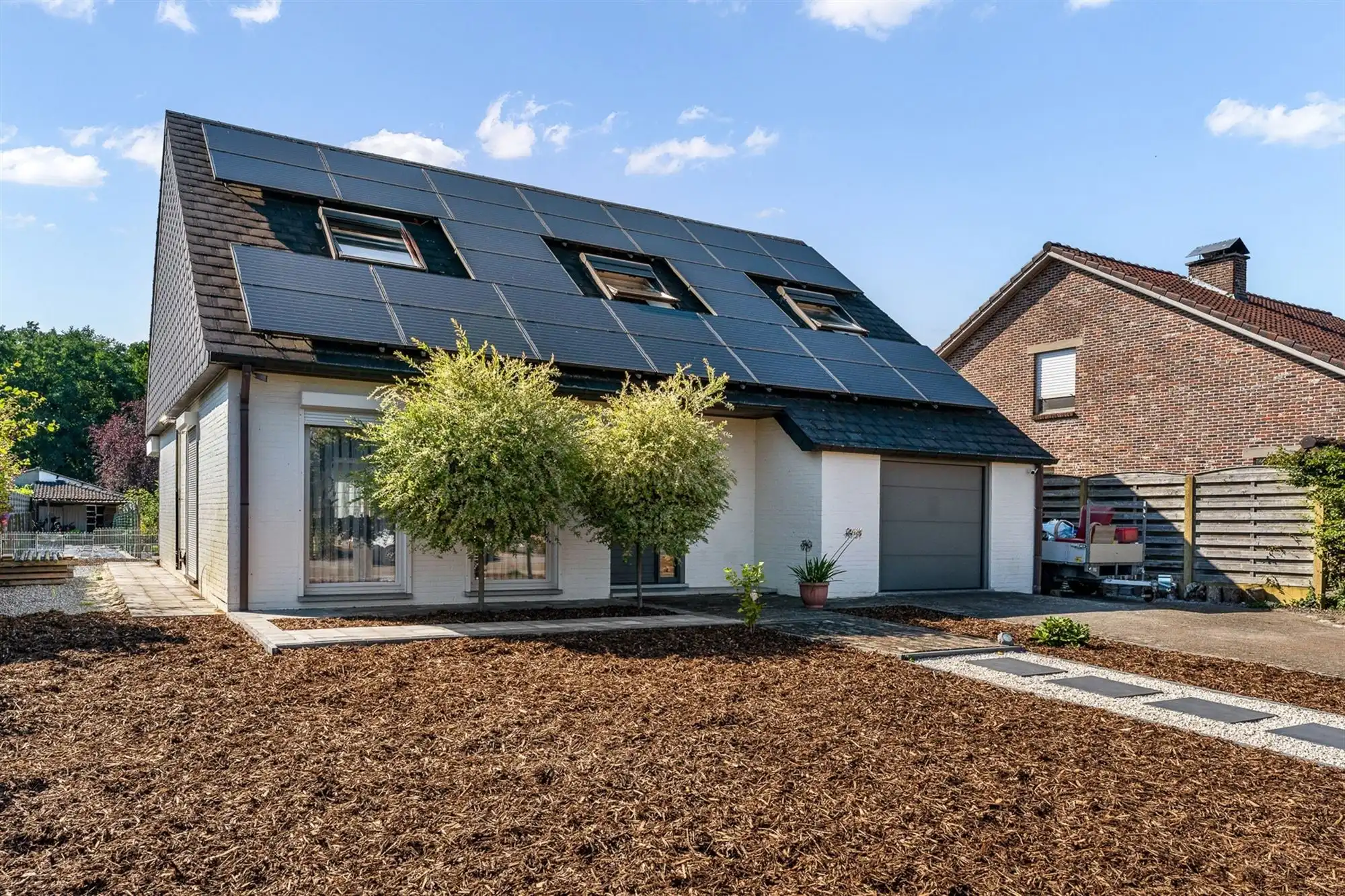 UITSTEKEND ONDERHOUDEN EN KARAKTERVOLLE WONING MT 4 SLAAPKAMERS, UITERST RUSTIG GELEGEN OP EEN PERCEEL VAN 13A50CA TE HEPPEN foto {{pictureIndex}}