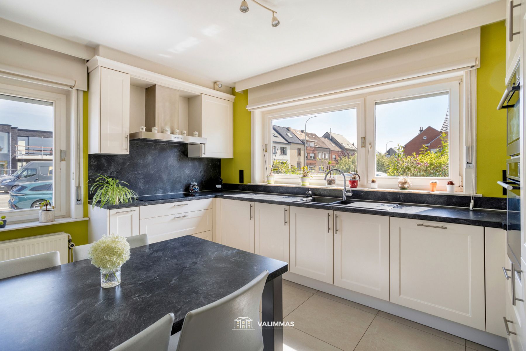 Instapklare & comfortabele driegevelwoning mt garage en tuin foto 11