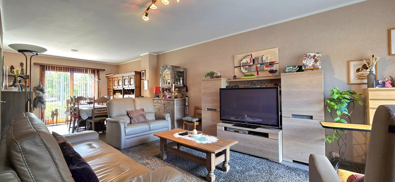 TE KOOP : goed onderhouden 3-gevelwoning, gelegen in een residentiële wijk, vlakbij het centrum van Sterrebeek. foto 2