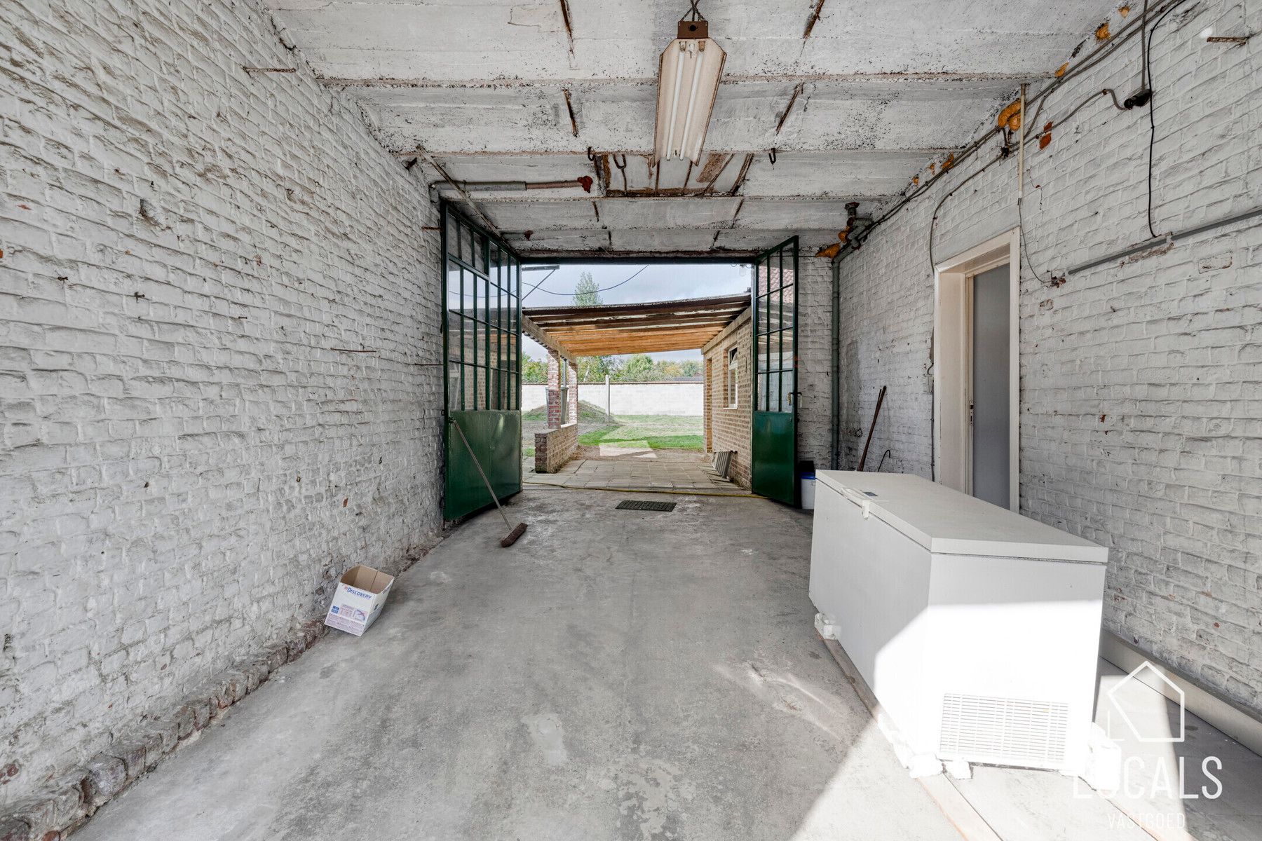 Rustig gelegen hoeve met bijgebouwen en veel potentieel foto 4