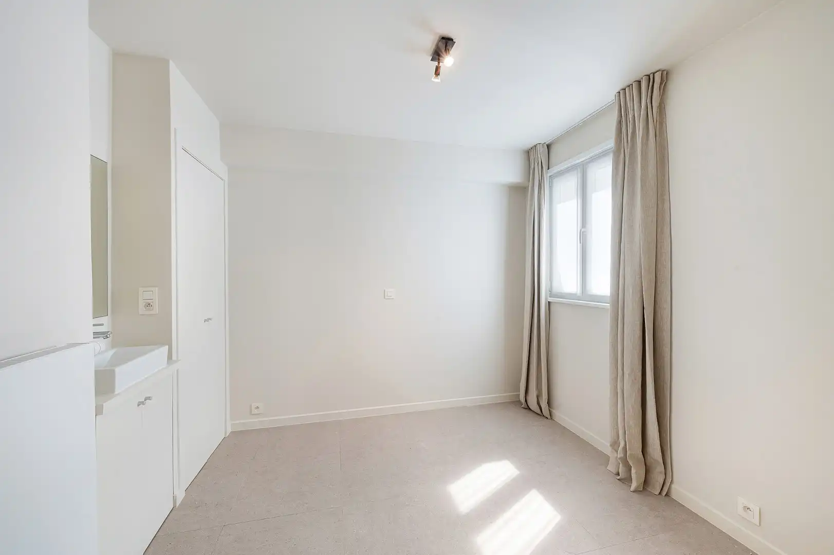 Modern instapklaar appartement met 2 slaapkamers en zijdelings zicht op zee. foto 11