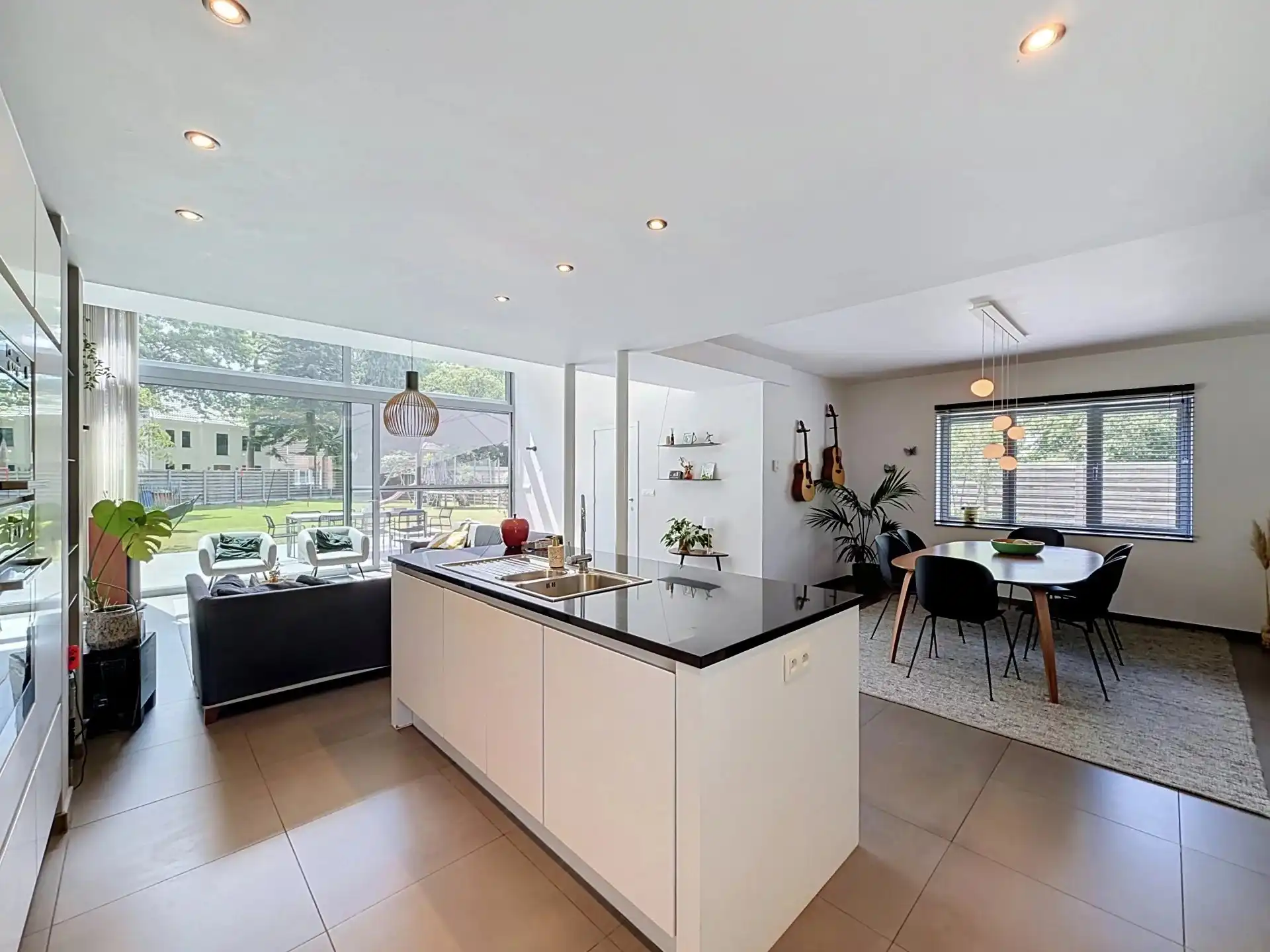 Verrassend ruime instapklare woning met 3 slaapkamers op een mooi perceel. foto 9