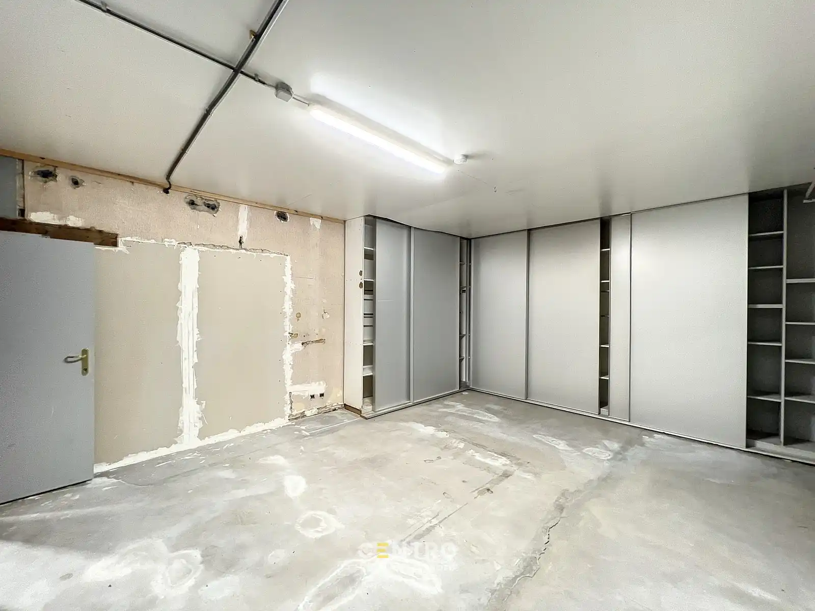 Goed gelegen OPSLAGPLAATS met BUREEL op bedrijfssite te Rumbeke. foto 3