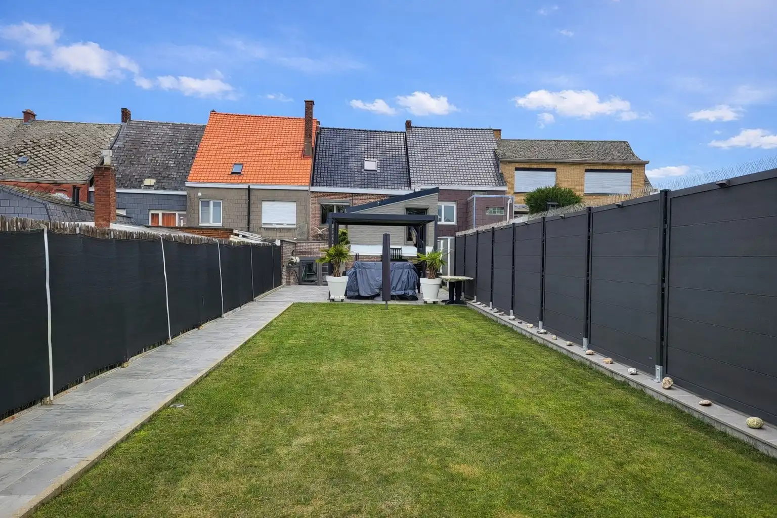 Deze charmante en verrassend ruime woning combineert karakter met hedendaags comfort en is gelegen op een perceel van 341 m² met een zuidwestgericht terras. foto 3