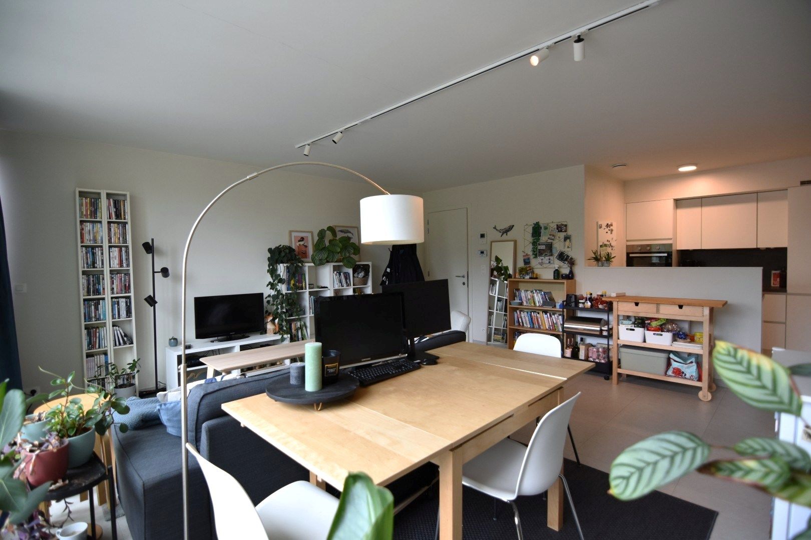 Lichtrijk 2-slpk appartement met privé parking nabij Rumbeke foto 5