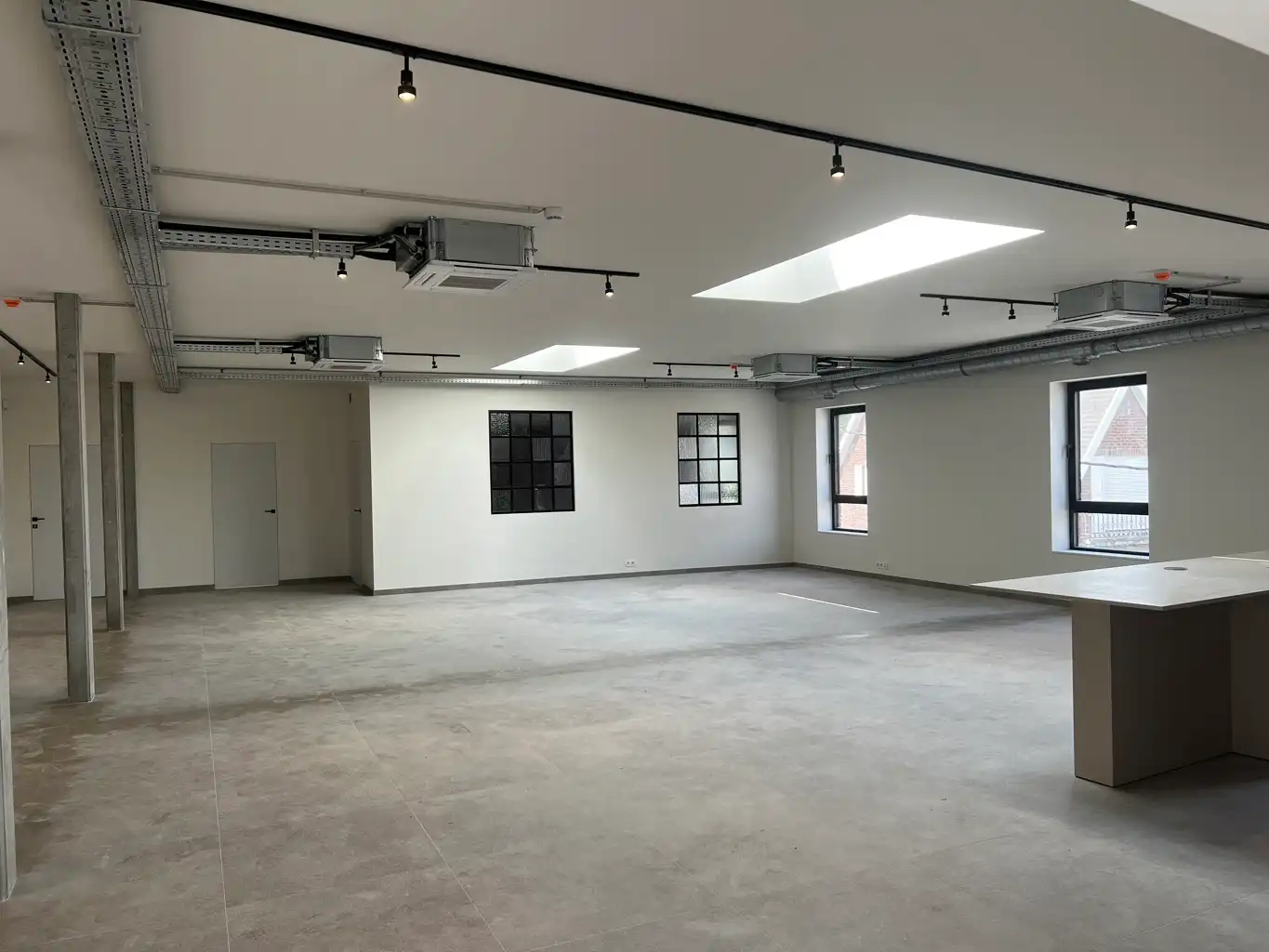 Kantoor met polyvalente ruimte, 4 burelen, vergaderzaal foto 4
