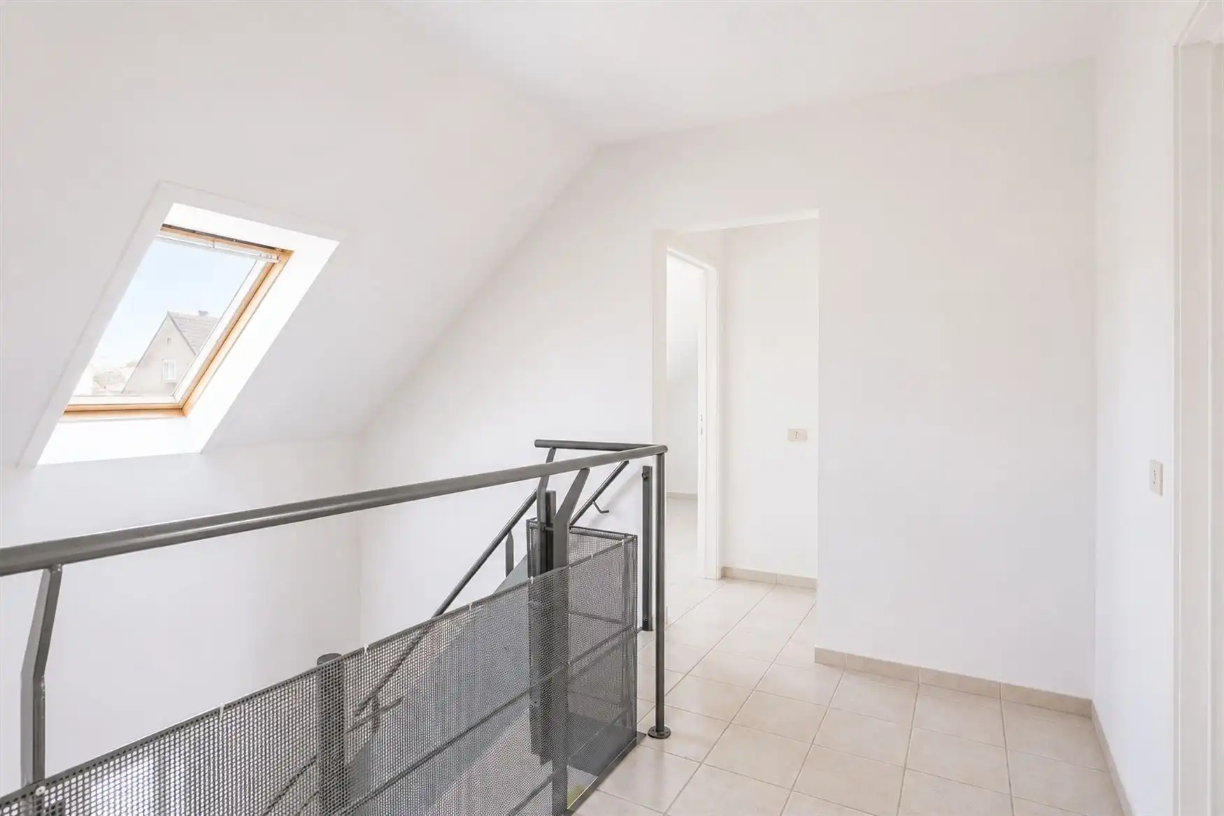 Ruime woning met zuidgerichte tuin en open zicht. foto 10