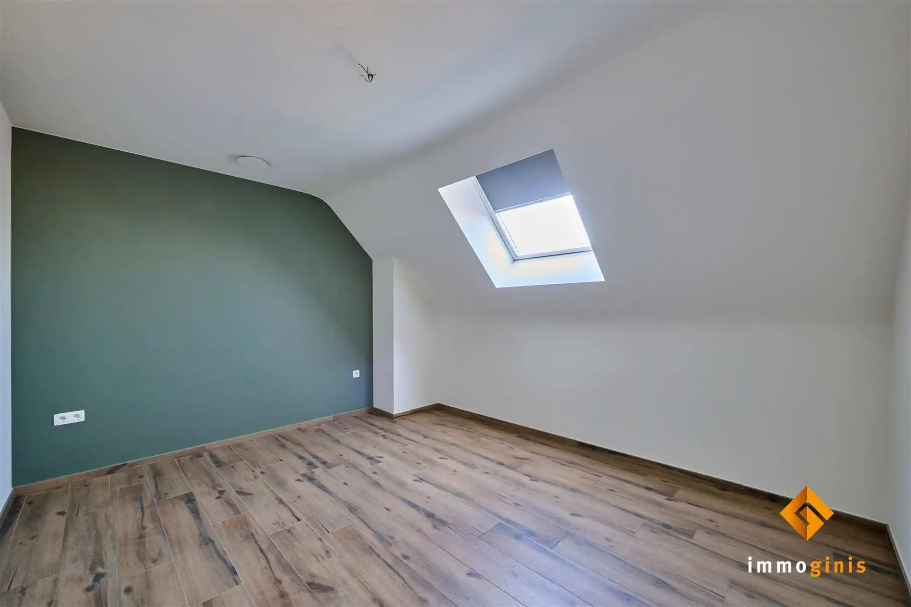 Ruim duplexappartement met 2 slaapkamers, groot terras, kelderberging en carport. foto 7