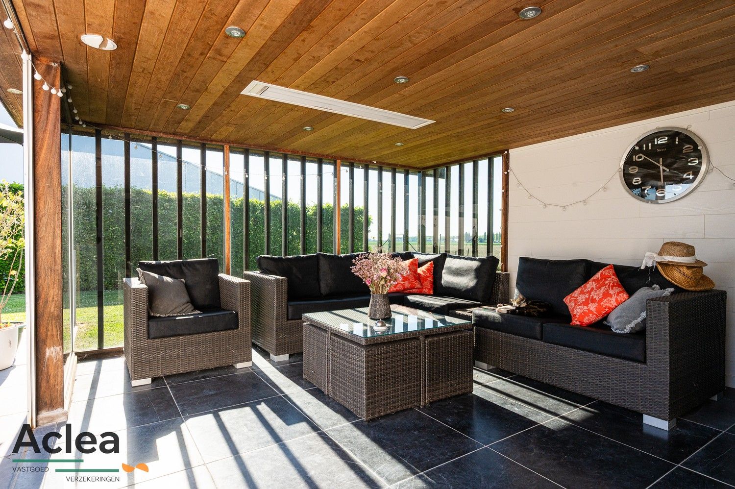 Moderne instapklare villa met zwembad en poolhouse foto 33