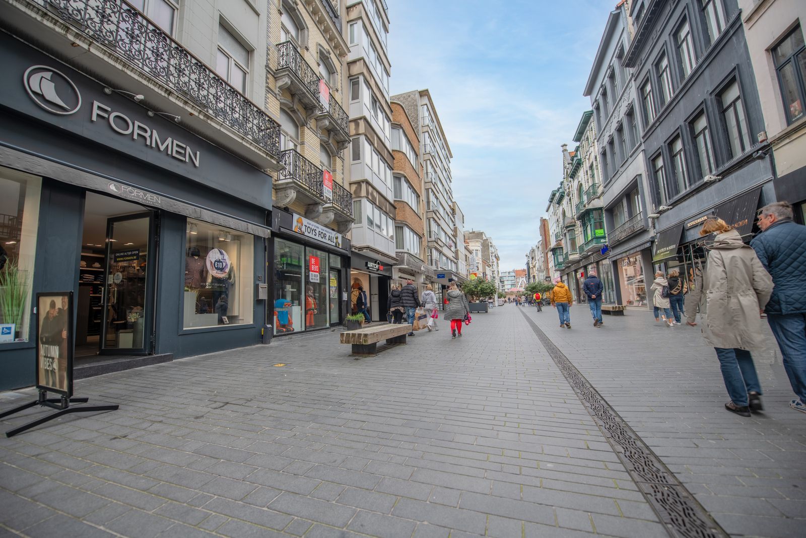 Uitstekend gelegen handelspand in drukke winkelstraat foto {{pictureIndex}}