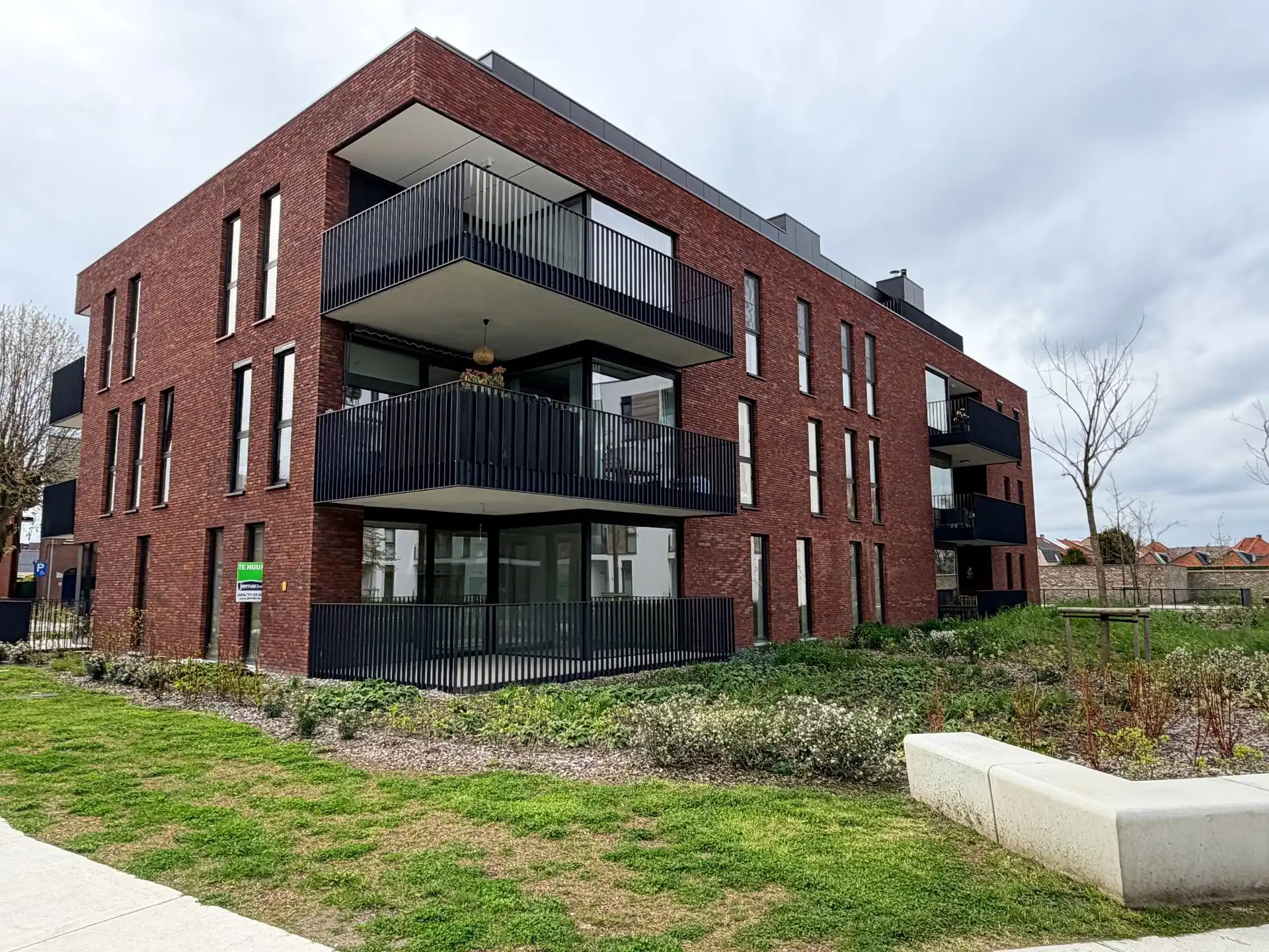 Gelijkvloers appartement met 3 slaapkamers foto {{pictureIndex}}