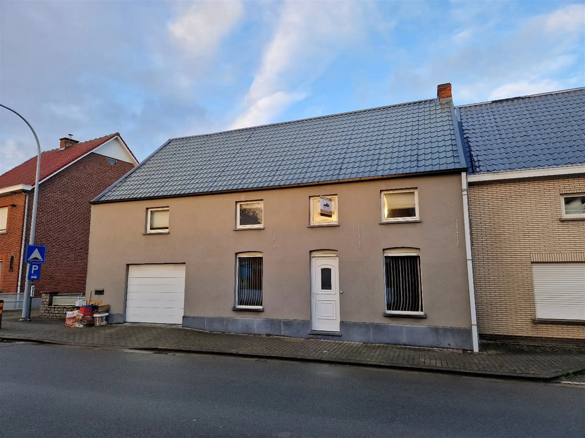 Gunstig gelegen verrassend ruime 3 slaapkamer woning met koer en garage. foto {{pictureIndex}}