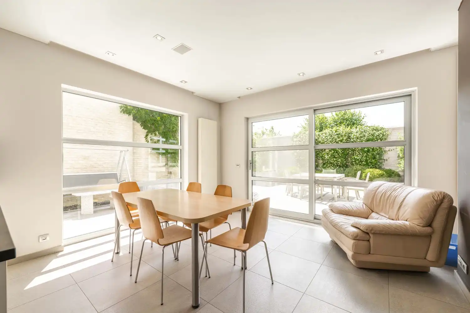 Ruime woning met praktijkruimte te Ruiselede. foto 8