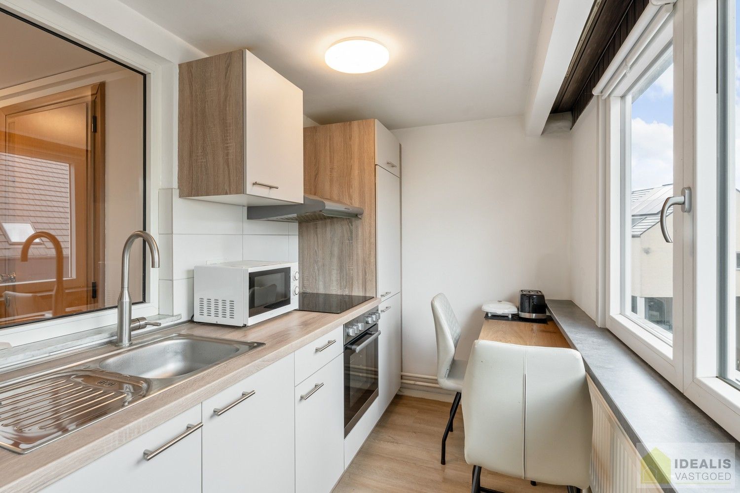 IDEALIS VASTGOED - APPARTEMENT PAL IN  HET CENTRUM VAN HAMONT! Dit appartement omvat 60m² netto bewoonbare oppervlakte en is voorzien van een lichtrijke woonkamer met aansluitend een uitgeruste keuken, nachthal, badkamer, slaapkamer en berging!! Zeer geschikt voor kandidaten op zoek naar een instapklaar appartement in het stadscentrum van Hamont! foto 6
