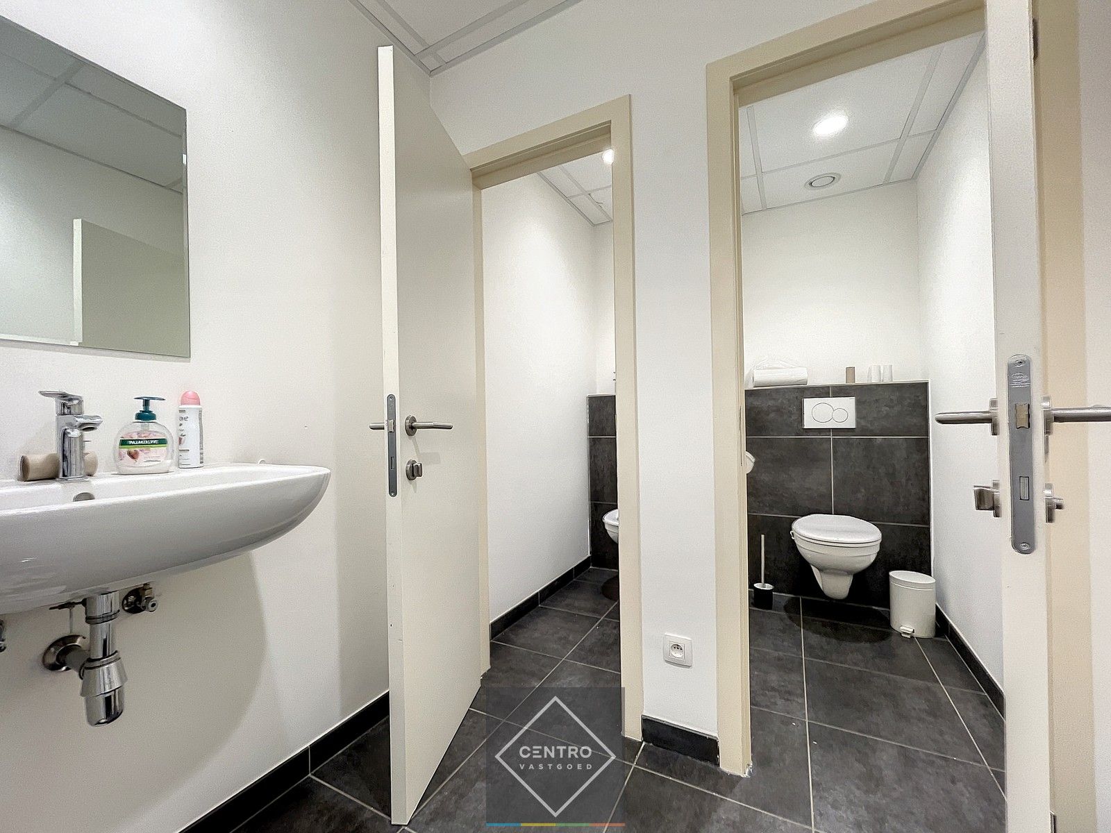 Instapklaar BEDRIJFSGEBOUW bestaande uit MAGAZIJNEN (2.400m²) met 2 laadkaden, 2 sectionaalpoorten en instapklare KANTOREN op industriezone "Herdersbrug" te Brugge foto 9