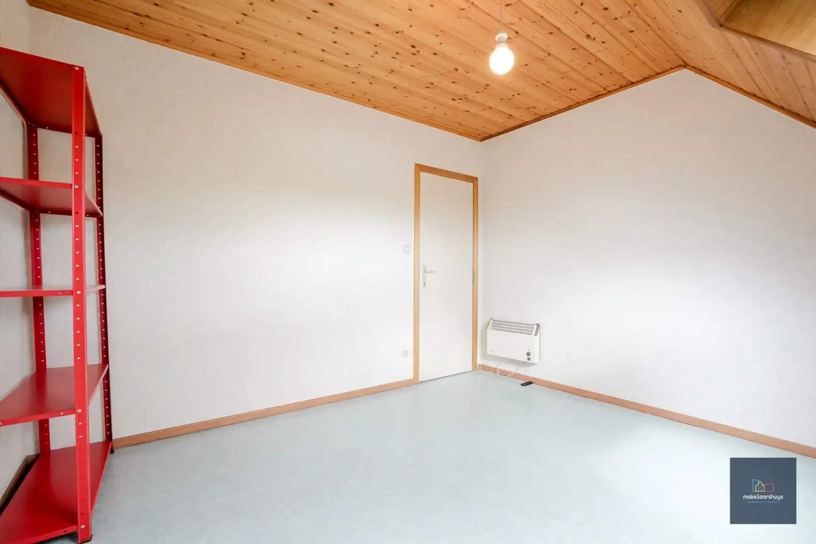 Verzorgde woning in rij met tuin en dubbele garage foto 13