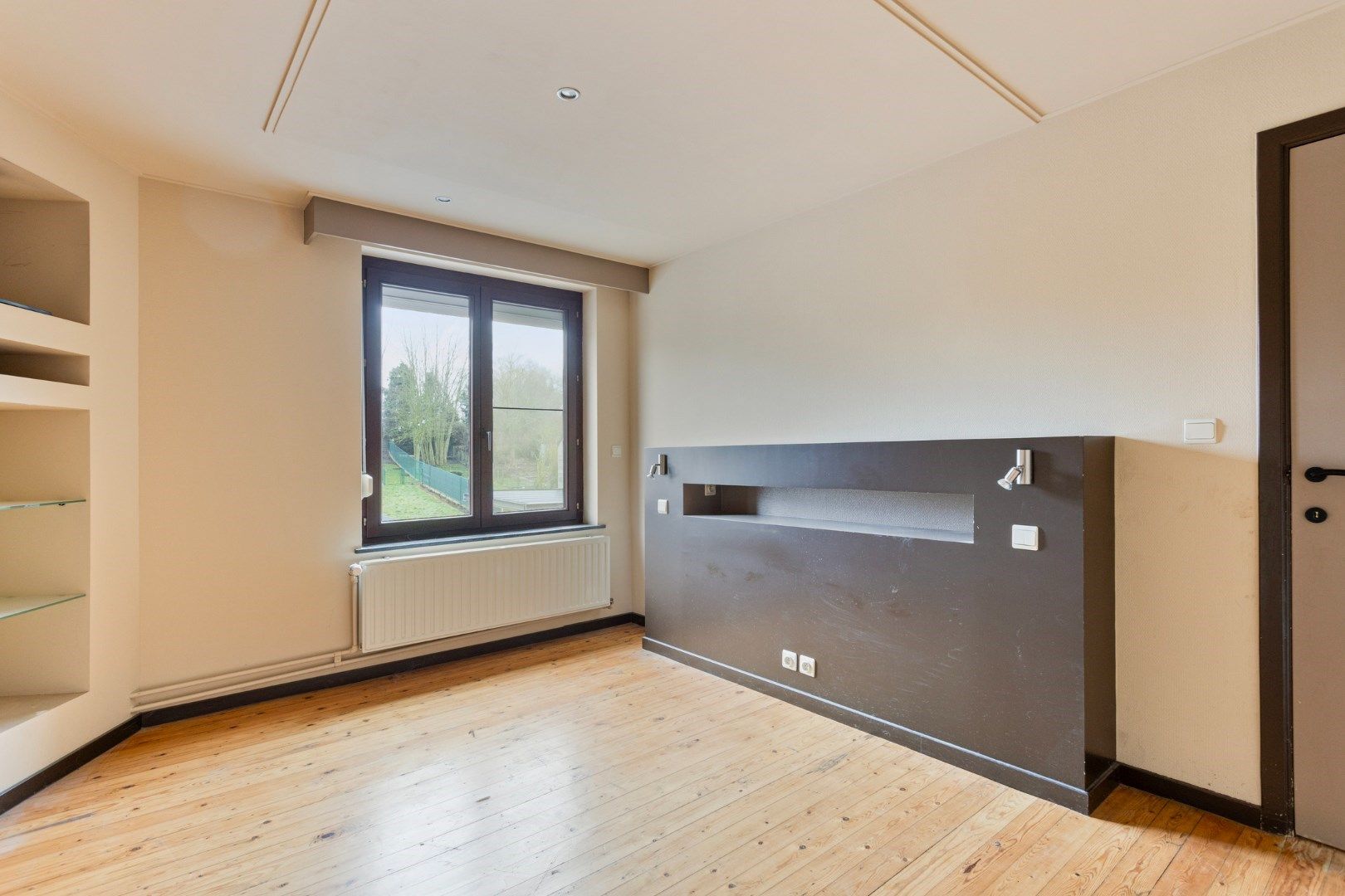 Verrassend ruime woning met knap terras en diepe tuin foto 19
