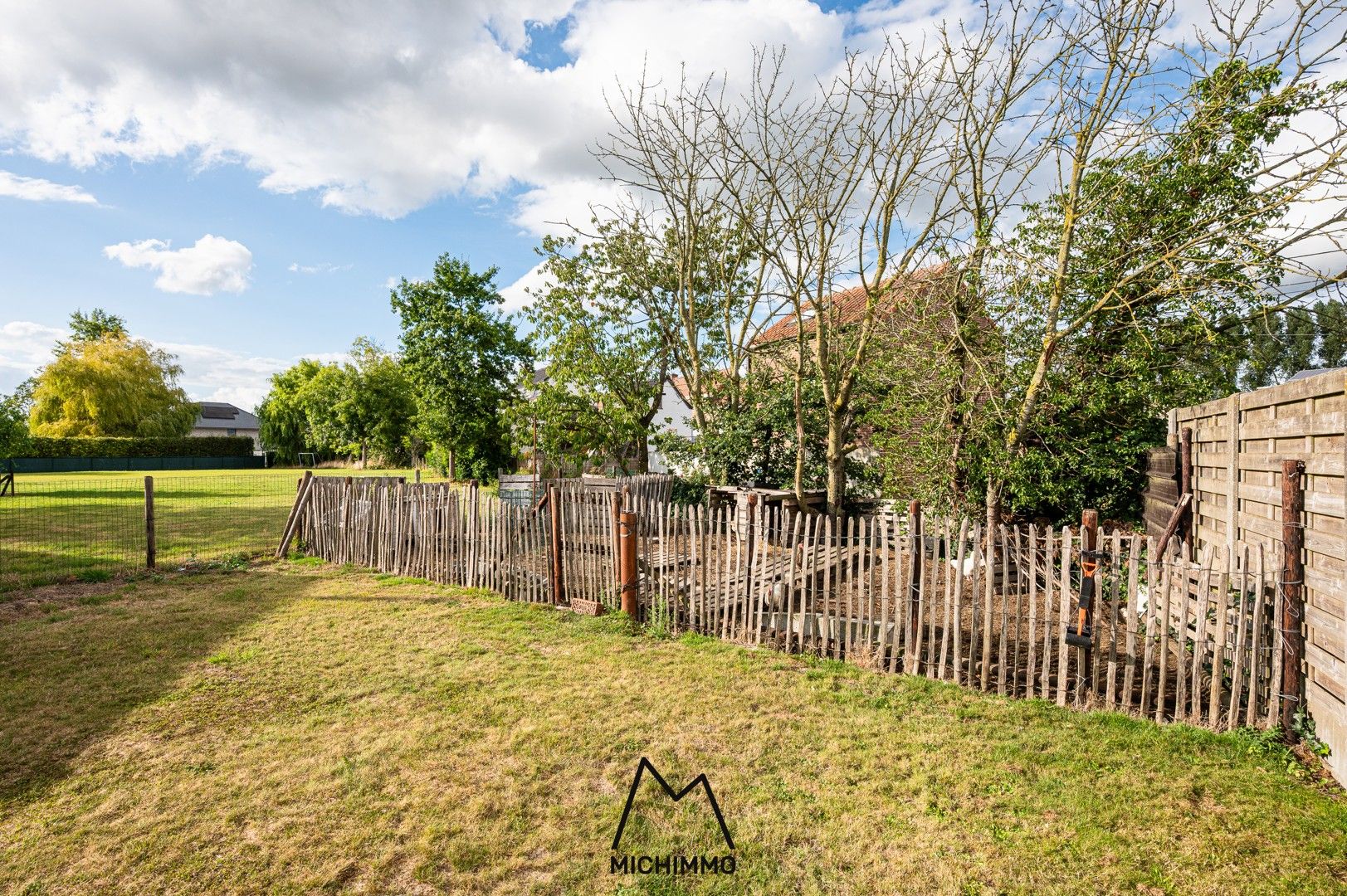Open bebouwing met drie slaapkamers, grote tuin en EPC C (240 kWh) foto 4